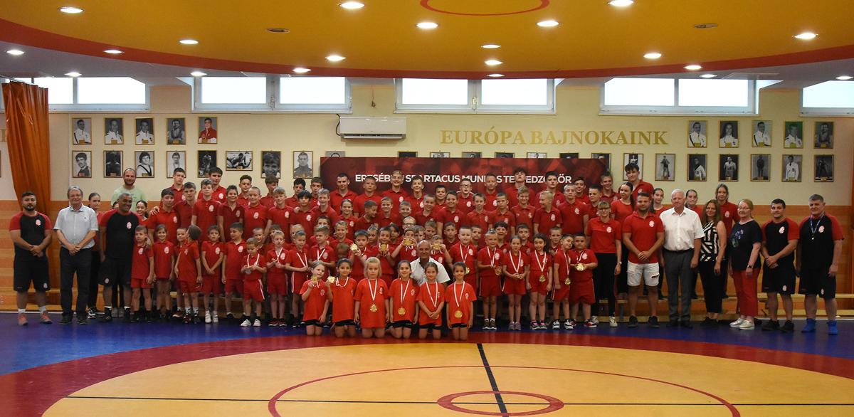 Felavattuk a VIII. birkózó és fitness sportosztályos gyerekeket!